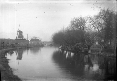 812498 Gezicht op de Kromme Rijn bij Utrecht, met links op de achtergrond de houtzaagmolen Kranenburg.